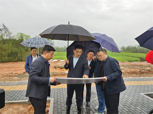 4月2日，洪董，潘總陪同王奇勇縣長一行調(diào)研重點項目1.jpg