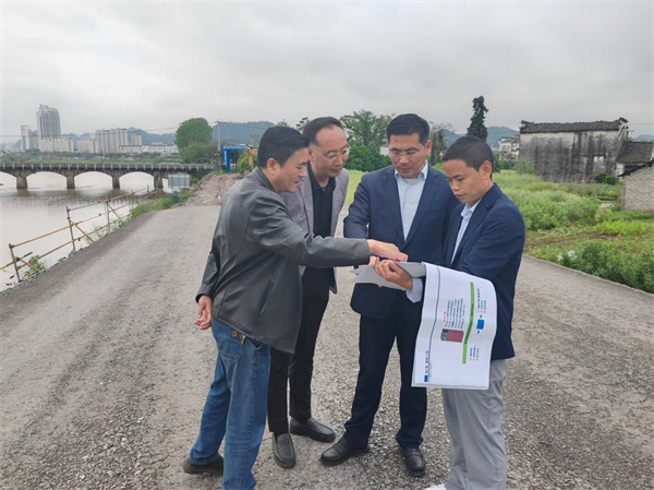 4月22日，王縣帶隊調(diào)研豐樂河右岸濱江路要素保障事宜1。.jpg
