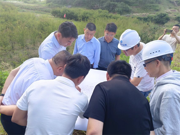 5月15日，張總會程縣長、國土、水利、桂林鎮(zhèn)、徽城鎮(zhèn)主要領導現(xiàn)場查看防洪項目征地重影事宜.jpg