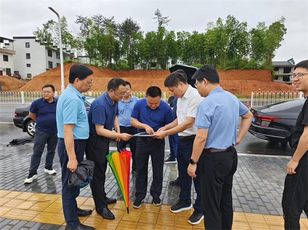 5月30日，洪董，余總陪同詹凱縣長(zhǎng)一行調(diào)研富豐新城路網(wǎng)工程項(xiàng)目.jpg