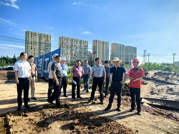 6月12日，洪董陪同王縣長調研新安江防洪治理工程。.jpg