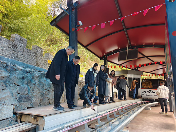 12月9日，縣人大鄭向陽(yáng)主任，洪董率隊(duì)赴象山考察軌道爬山車項(xiàng)目.jpg