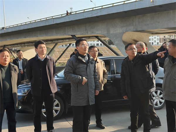 1月19日下午，縣政府縣長(zhǎng)實(shí)地調(diào)研新安江流域防洪治理工程項(xiàng)目進(jìn)展情況，副縣長(zhǎng)程偉，縣政府辦、縣水利局、縣應(yīng)急局、縣住建局、縣城管局、徽投集團(tuán)、徽城鎮(zhèn)、桂林鎮(zhèn)有關(guān)負(fù)責(zé)同志隨同參加。.jpg
