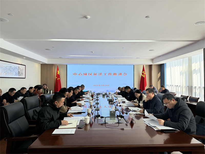 3月19日，縣長(zhǎng)王奇勇帶隊(duì)調(diào)研富豐新城張家山小區(qū)項(xiàng)目，黃山徽投集團(tuán)總經(jīng)理潘楷金、副總經(jīng)理余禮通陪同調(diào)研，隨后在集團(tuán)17樓主持召開(kāi)歙縣中心城區(qū)征遷工作推進(jìn)會(huì)。.jpg