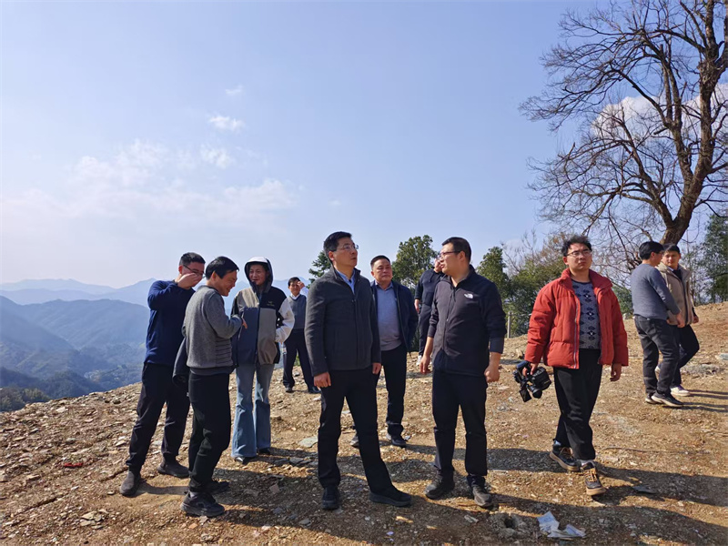 3月18日，縣長王奇勇帶隊(duì)調(diào)研石潭景區(qū)項(xiàng)目，黃山徽投集團(tuán)黨委書記、董事長洪筱明陪同調(diào)研。.jpg