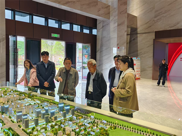 4月17日，潘總陪同市人大常委會原副主任鮑小如一行調(diào)研富豐新城項目.jpg