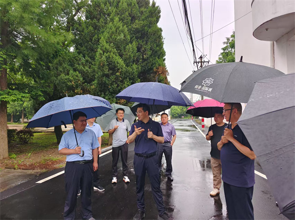 5月22日，洪董陪同王奇勇縣長一行到潭渡中學調(diào)研.jpg