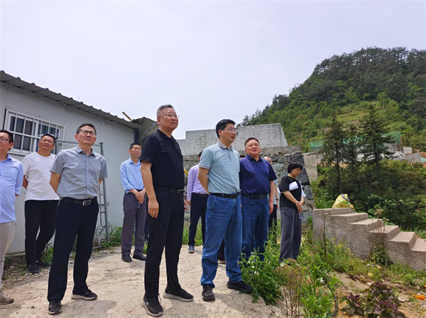 5月4日，洪董陪同王奇勇縣長一行調研湖田山景區(qū)項目.jpg