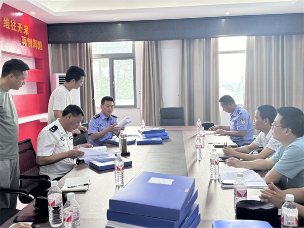5月27日下午，副縣長(zhǎng)、縣公安局長(zhǎng)胡漢邦帶隊(duì)走訪徽智公司，開展“愛企日”座談交流，了解徽智公司生產(chǎn)經(jīng)營(yíng)情況，現(xiàn)場(chǎng)查看安全生產(chǎn)管理臺(tái)賬，集團(tuán)潘總陪同座談1。.jpg