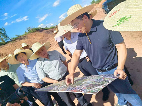 8月14日,洪董、余總陪同王奇勇縣長帶隊調(diào)研富豐新城黎七路、賓虹大道、富資路、消防站、兩館等項目2。.jpg