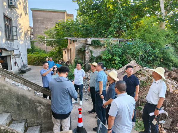 8月18日，王縣長(zhǎng)帶隊(duì)督導(dǎo)萬(wàn)年橋?yàn)I江路項(xiàng)目。.jpg