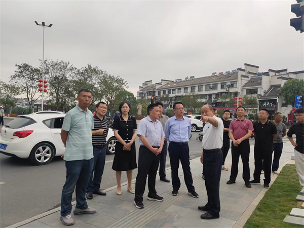 6月5日，洪董陪同汪凱書記一行調(diào)研古城公園提升改造項目.jpg